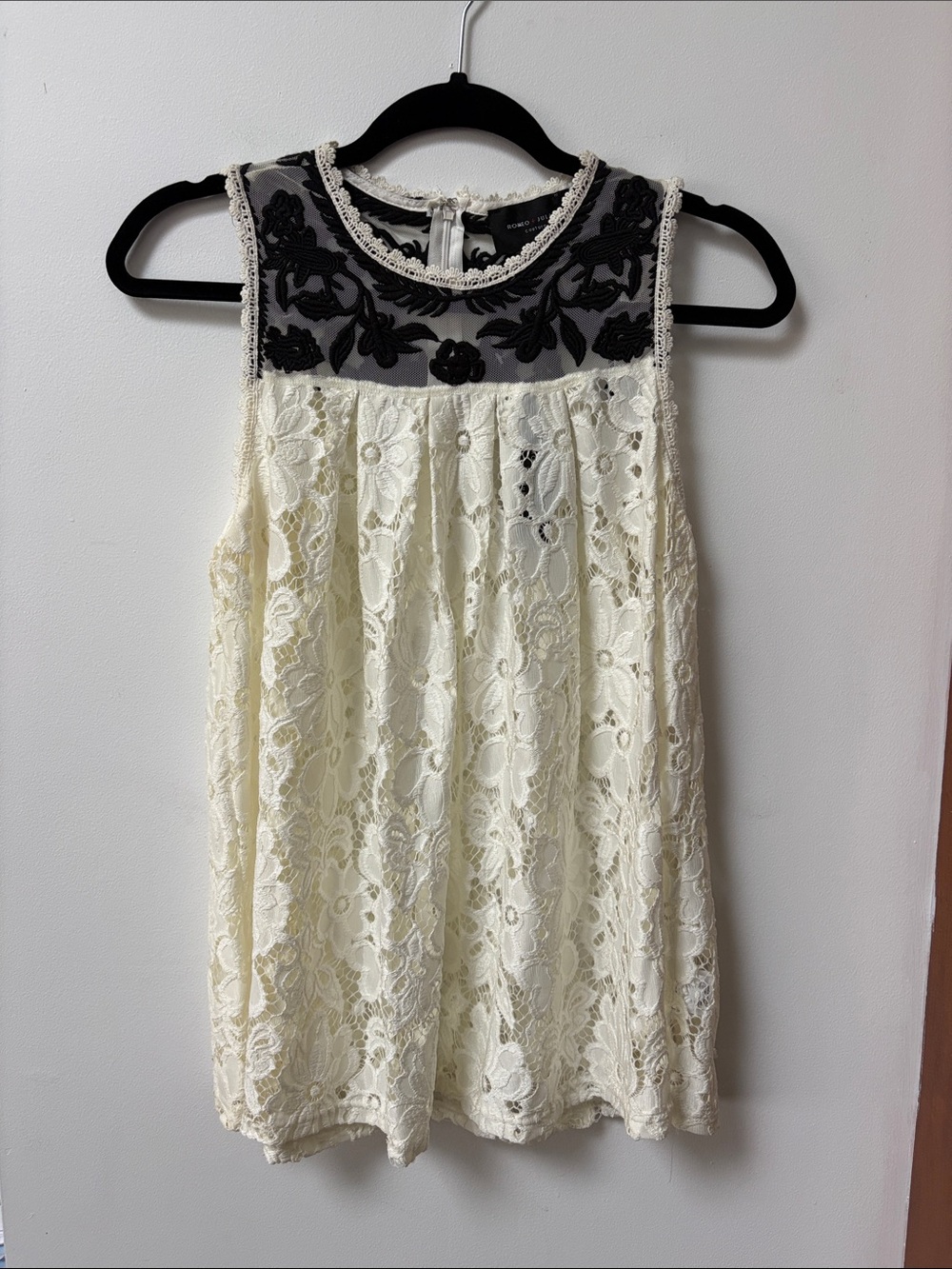 Romeo & Juliet Couture Ivory Lace Tank with Black Embroidered Yoke,Small,NWT